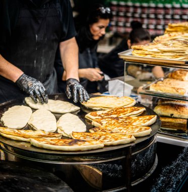 Timisoara, Romanya - 10 Aralık 2024: Yılbaşı zamanı tarihi merkez