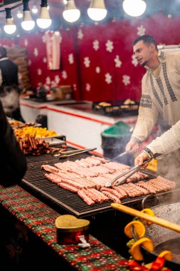 Timisoara, Romanya - 10 Aralık 2024: Yılbaşı zamanı tarihi merkez