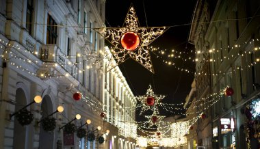 Timisoara, Romanya - 10 Aralık 2024: Yılbaşı zamanı tarihi merkez