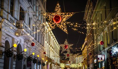 Timisoara, Romanya - 10 Aralık 2024: Yılbaşı zamanı tarihi merkez