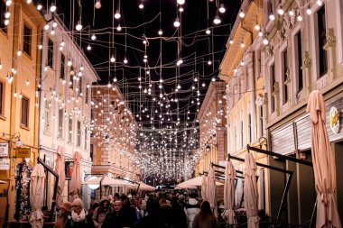 Timisoara, Romanya - 10 Aralık 2024: Yılbaşı zamanı tarihi merkez