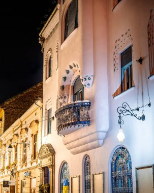 Timisoara, Romanya - 10 Aralık 2024: Yılbaşı zamanı tarihi merkez