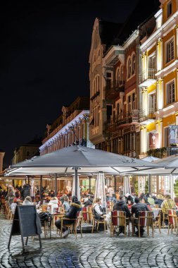 Timisoara, Romanya - 10 Aralık 2024: Yılbaşı zamanı tarihi merkez