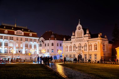 Timisoara, Romanya - 10 Aralık 2024: Yılbaşı zamanı tarihi merkez