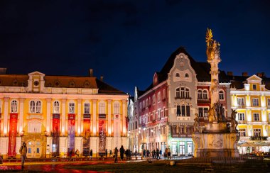 Timisoara, Romanya - 10 Aralık 2024: Yılbaşı zamanı tarihi merkez