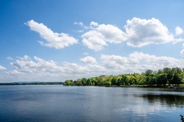 Tata, Macaristan - 30 Nisan 2024: Güneşli havada tarihi kent merkezi