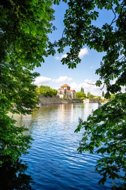 Tata, Macaristan - 30 Nisan 2024: Güneşli havada tarihi kent merkezi