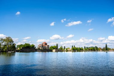 Tata, Macaristan - 30 Nisan 2024: Güneşli havada tarihi kent merkezi