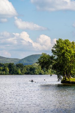Tata, Macaristan - 30 Nisan 2024: Güneşli havada tarihi kent merkezi