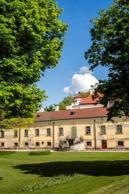 Tata, Macaristan - 30 Nisan 2024: Güneşli havada tarihi kent merkezi