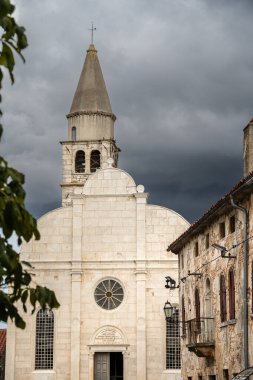 Svetvinenat, Hırvatistan - 3 Eylül 2024: Bulutlu havada tarihi kent merkezi, HDR Görüntü