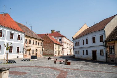 Osijek, Hırvatistan - 2 Eylül 2024: Güneşli havada tarihi merkez