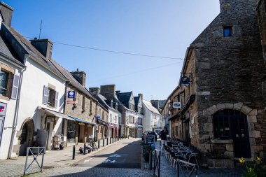 Le Conquet, Fransa - 03 Mart 2024: Güneşli havalarda liman kenti manzarası