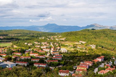 Labin, Hırvatistan - 7 Eylül 2024: Sonbaharda sahil beldesi, HDR Image