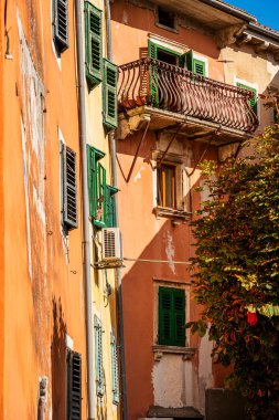 Labin, Hırvatistan - 7 Eylül 2024: Sonbaharda sahil beldesi, HDR Image