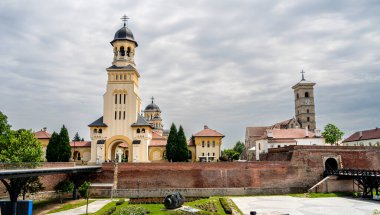 Alba Iulia, Romanya - 15 Nisan 2024: İlkbaharda tarihi kent merkezi, HDR Görüntü