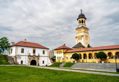 Alba Iulia, Romanya - 15 Nisan 2024: İlkbaharda tarihi kent merkezi, HDR Görüntü