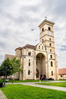 Alba Iulia, Romanya - 15 Nisan 2024: İlkbaharda tarihi kent merkezi, HDR Görüntü