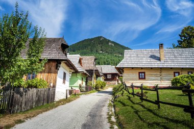 Vlkolinec, Slovakya - 15 Ağustos 2024: Güneşli havada tarihi merkez, HDR Görüntü