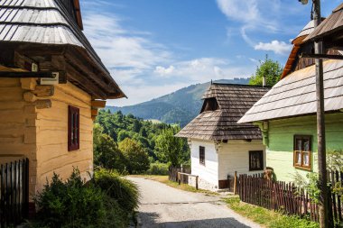 Vlkolinec, Slovakya - 15 Ağustos 2024: Güneşli havada tarihi merkez, HDR Görüntü