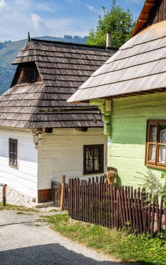 Vlkolinec, Slovakya - 15 Ağustos 2024: Güneşli havada tarihi merkez, HDR Görüntü