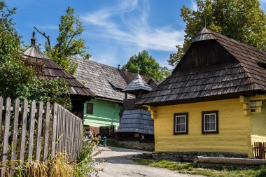 Vlkolinec, Slovakya - 15 Ağustos 2024: Güneşli havada tarihi merkez, HDR Görüntü