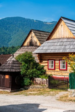 Vlkolinec, Slovakya - 15 Ağustos 2024: Güneşli havada tarihi merkez, HDR Görüntü