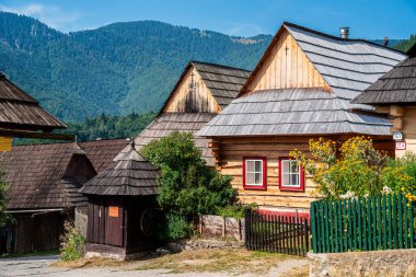 Vlkolinec, Slovakya - 15 Ağustos 2024: Güneşli havada tarihi merkez, HDR Görüntü
