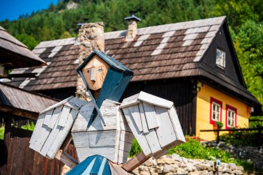 Vlkolinec, Slovakya - 15 Ağustos 2024: Güneşli havada tarihi merkez, HDR Görüntü