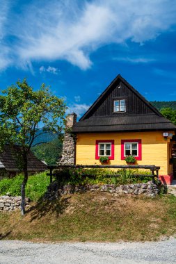 Vlkolinec, Slovakya - 15 Ağustos 2024: Güneşli havada tarihi merkez, HDR Görüntü