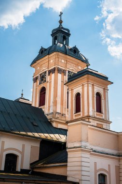 Banska Stiavnica, Slovakya - 15 Ağustos 2024: Güneşli havada tarihi merkez, HDR Görüntü