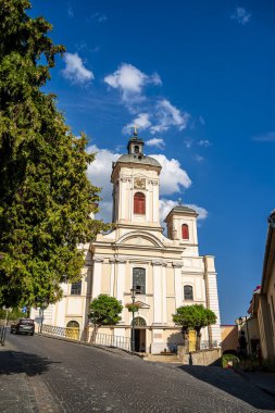 Banska Stiavnica, Slovakya - 15 Ağustos 2024: Güneşli havada tarihi merkez, HDR Görüntü