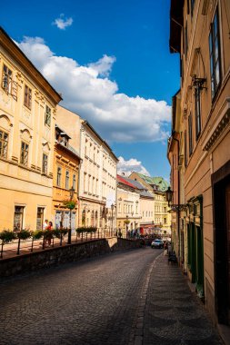 Banska Stiavnica, Slovakya - 15 Ağustos 2024: Güneşli havada tarihi merkez, HDR Görüntü