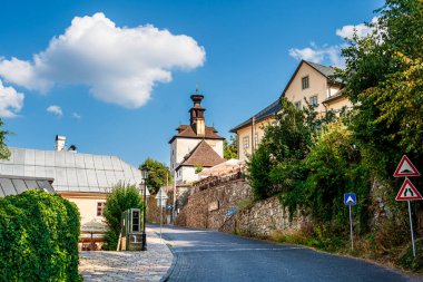 Banska Stiavnica, Slovakya - 15 Ağustos 2024: Güneşli havada tarihi merkez, HDR Görüntü