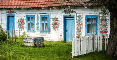 Zalipie, Polonya - 31 Haziran 2024: Güneşli havalarda resim köyü, HDR Görüntü