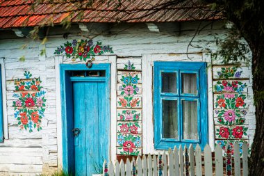 Zalipie, Polonya - 31 Haziran 2024: Güneşli havalarda resim köyü, HDR Görüntü