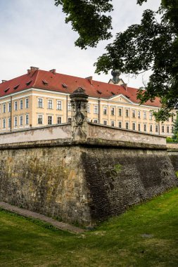 Rzeszow, Polonya - 31 Haziran 2024 - Bulutlu havalarda tarihi şehir manzarası