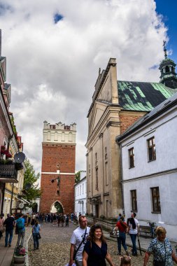 Sandomierz, Polonya - 1 Temmuz 2024: Bulutlu havalarda tarihi kentin manzarası 