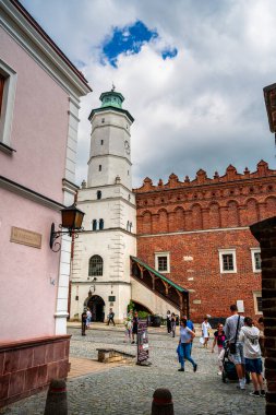 Sandomierz, Polonya - 1 Temmuz 2024: Bulutlu havalarda tarihi kentin manzarası 