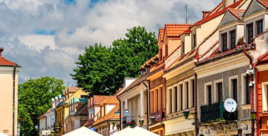 Sandomierz, Polonya - 1 Temmuz 2024: Bulutlu havalarda tarihi kentin manzarası 