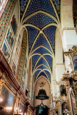 Sandomierz, Polonya - 1 Temmuz 2024: Bulutlu havalarda tarihi kentin manzarası 