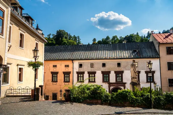 Banska Stiavnica, Slovakya - 15 Ağustos 2024: Güneşli havada tarihi merkez, HDR Görüntü