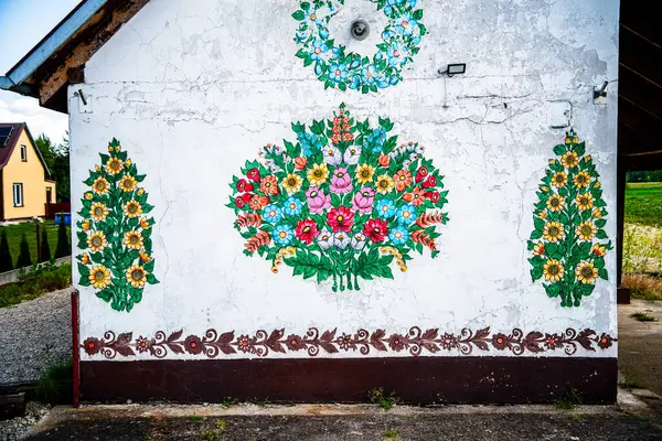 Zalipie, Polonya - 31 Haziran 2024: Güneşli havalarda resim köyü, HDR Görüntü