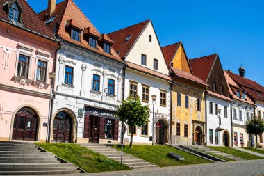 BARDEJOV, SLOVAKIA - 27 Mayıs 2024: Güneşli havalarda eski şehrin manzarası