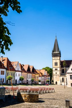 BARDEJOV, SLOVAKIA - 27 Mayıs 2024: Güneşli havalarda eski şehrin manzarası