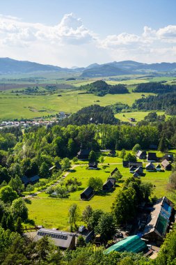 Stara Lubovna, Slovakya - 27 Haziran 2024: Güneşli havada resim kasabası, HDR Image