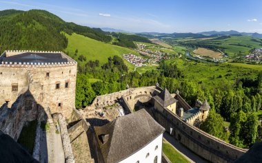 Stara Lubovna, Slovakya - 27 Haziran 2024: Güneşli havada resim kasabası, HDR Image