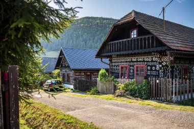 Cicmany, Slovakya - 15 Ağustos 2024: Güneşli havada resim köyü, HDR Görüntü