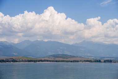 Slovakya 'daki Liptovska Mara tatil beldesinin manzarası