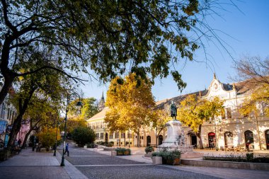 Szekszard, Macaristan - 4 Kasım 2024: Sonbaharda Tarihi Merkez, HDR Görüntü